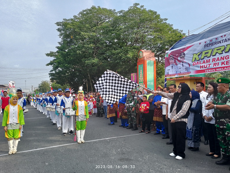 Bupati Rezita Lepas Peserta Karnaval HUT ke-78 RI Kecamatan Rengat
