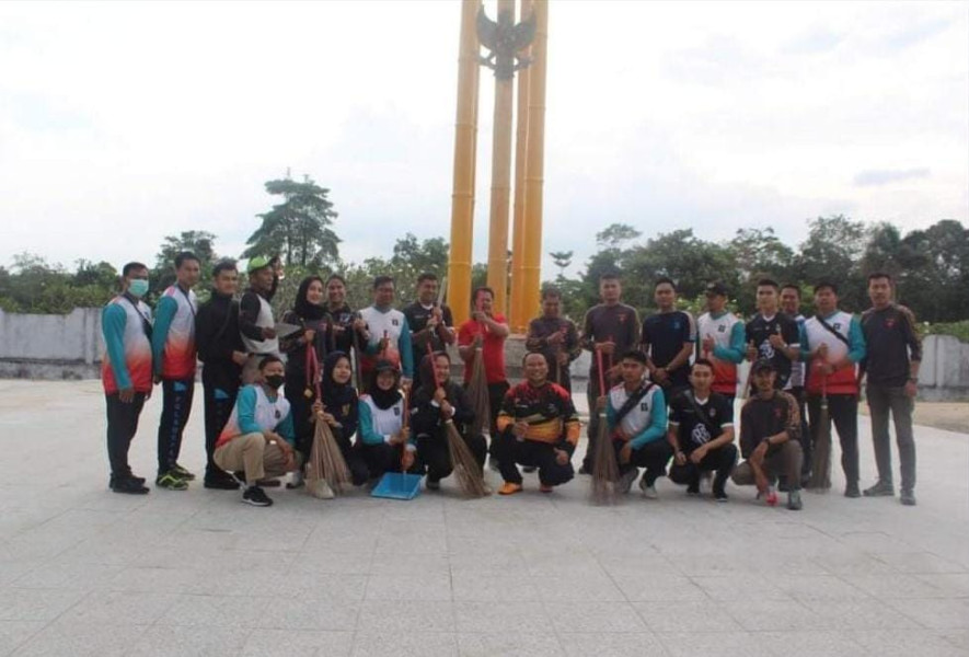 Semarak HDKD ke-78, Rutan Rengat Bersih-Bersih Taman Makam Pahlawan