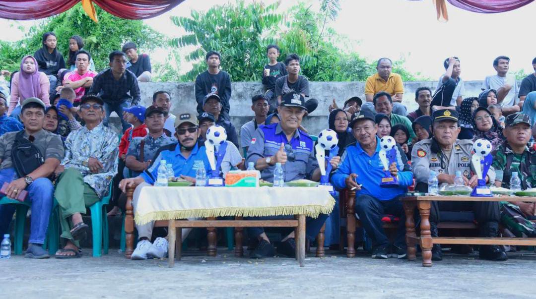 Wabup H Syamsuddin Uti Serahkan Hadiah Rp 10 Juta Kepada Juara 1 Turnament Sepakbola SU-CUP Kempas Jaya Tahun 2022