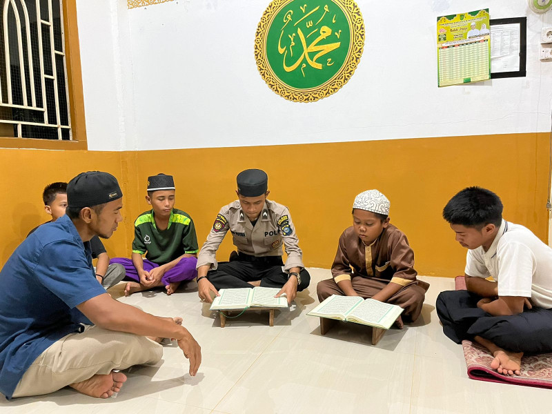 Personel Polsek Kuindra Giat Tadarus Al Quran Sekaligus Berikan Rasa Aman Kepada Jemaah