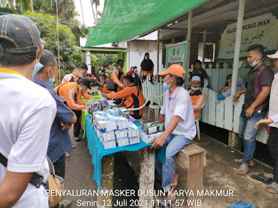 Pemdes Sungai Intan Bersama Relawan Melanjutkan Pembagian Masker Sehat di Wilayah Dusun Karya Makmur