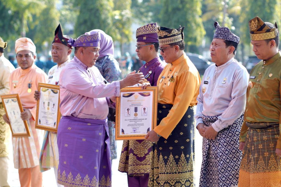 HUT Riau ke -66, Bupati Inhil HM Wardan Terima Lencana Wira Bina Desa