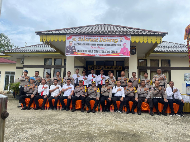 Kapolres Inhu dan Ketua Bhayangkari Kunjungi Polsek Batang Cenaku