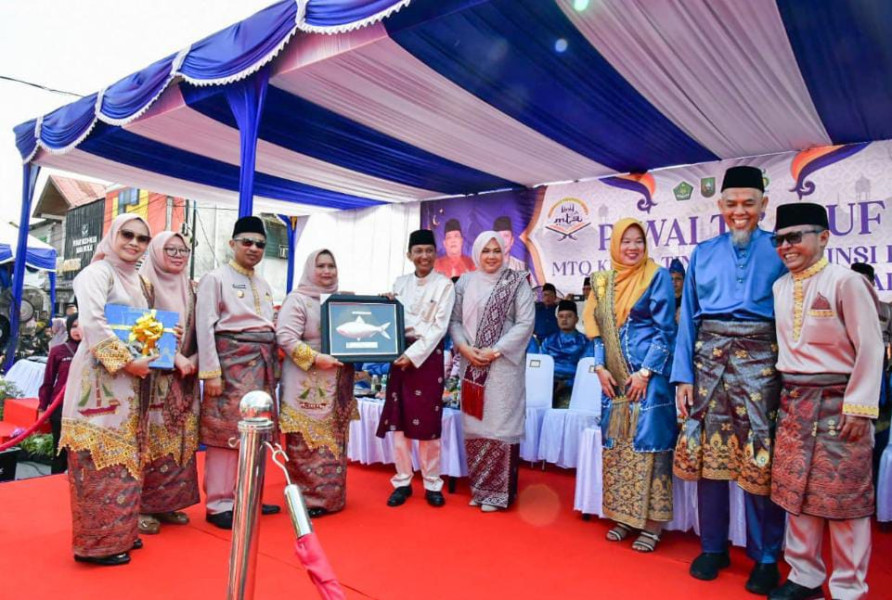 Bupati Kasmarni dan 2500 Warga Bengkalis Ikuti Pawai Ta'aruf MTQ Riau di Dumai