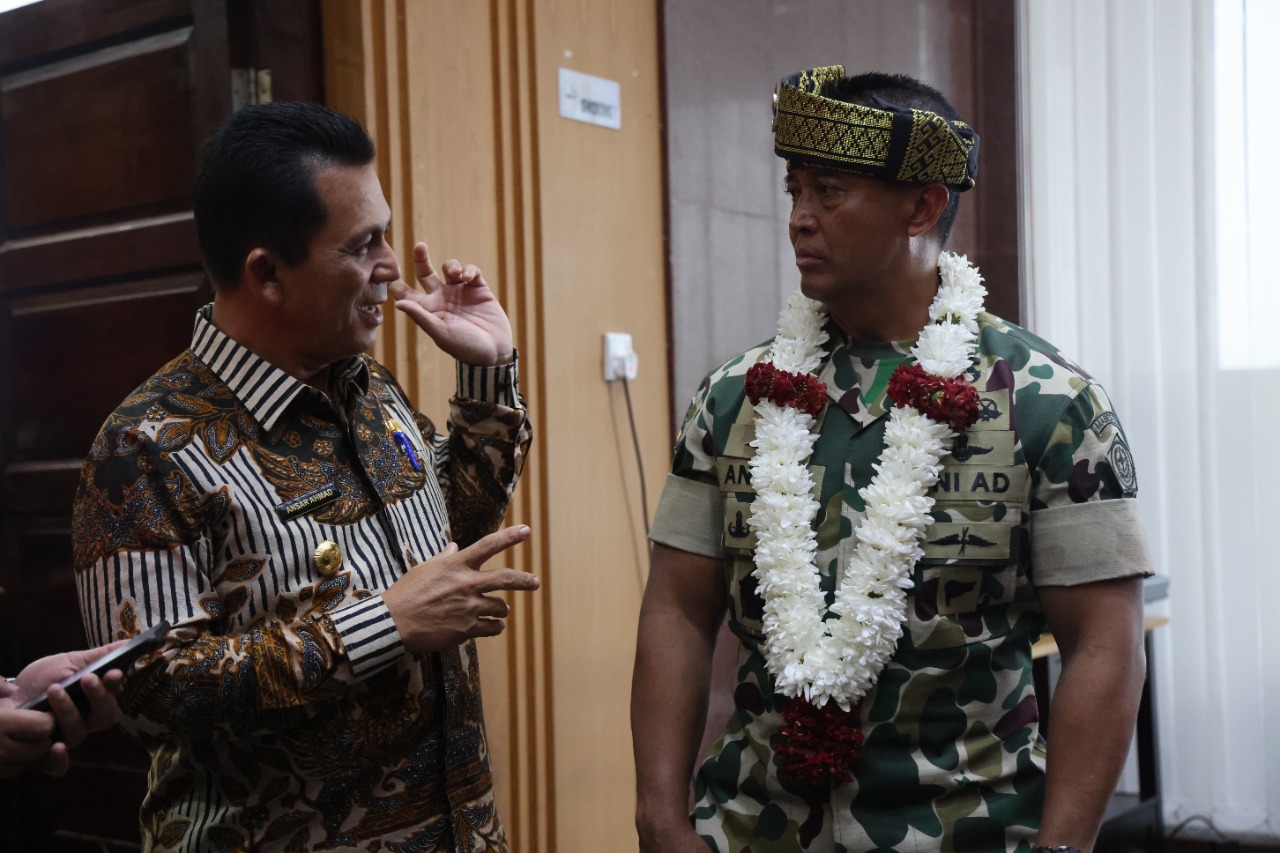 Ansar Sambut Panglima TNI di Bandara RHF