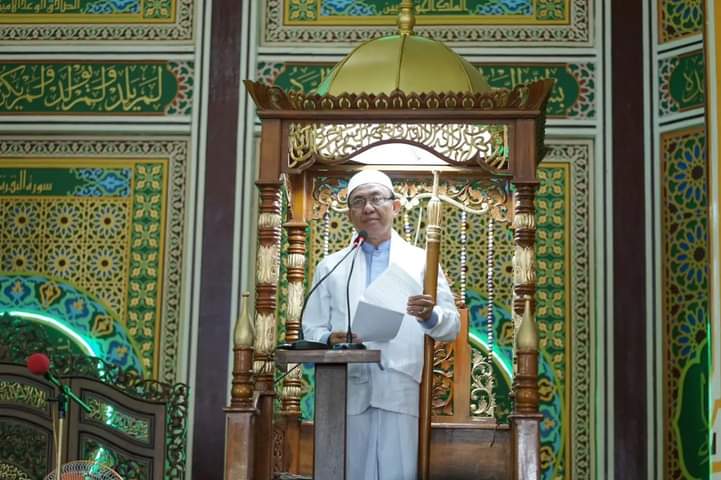 Shalat Jum'at di Masjid Besar Nurul Huda, Bupati HM Wardan Sampaikan Khutbah