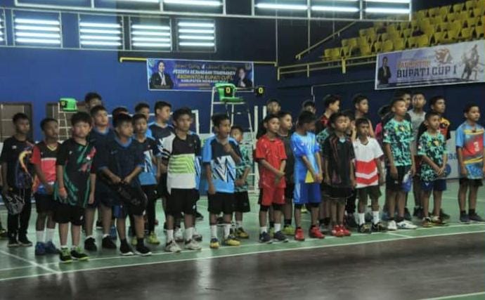 Resmi Dibuka, 250 Atlet Putra Ikuti Kejuaraan Badminton Bupati Cup I Inhu