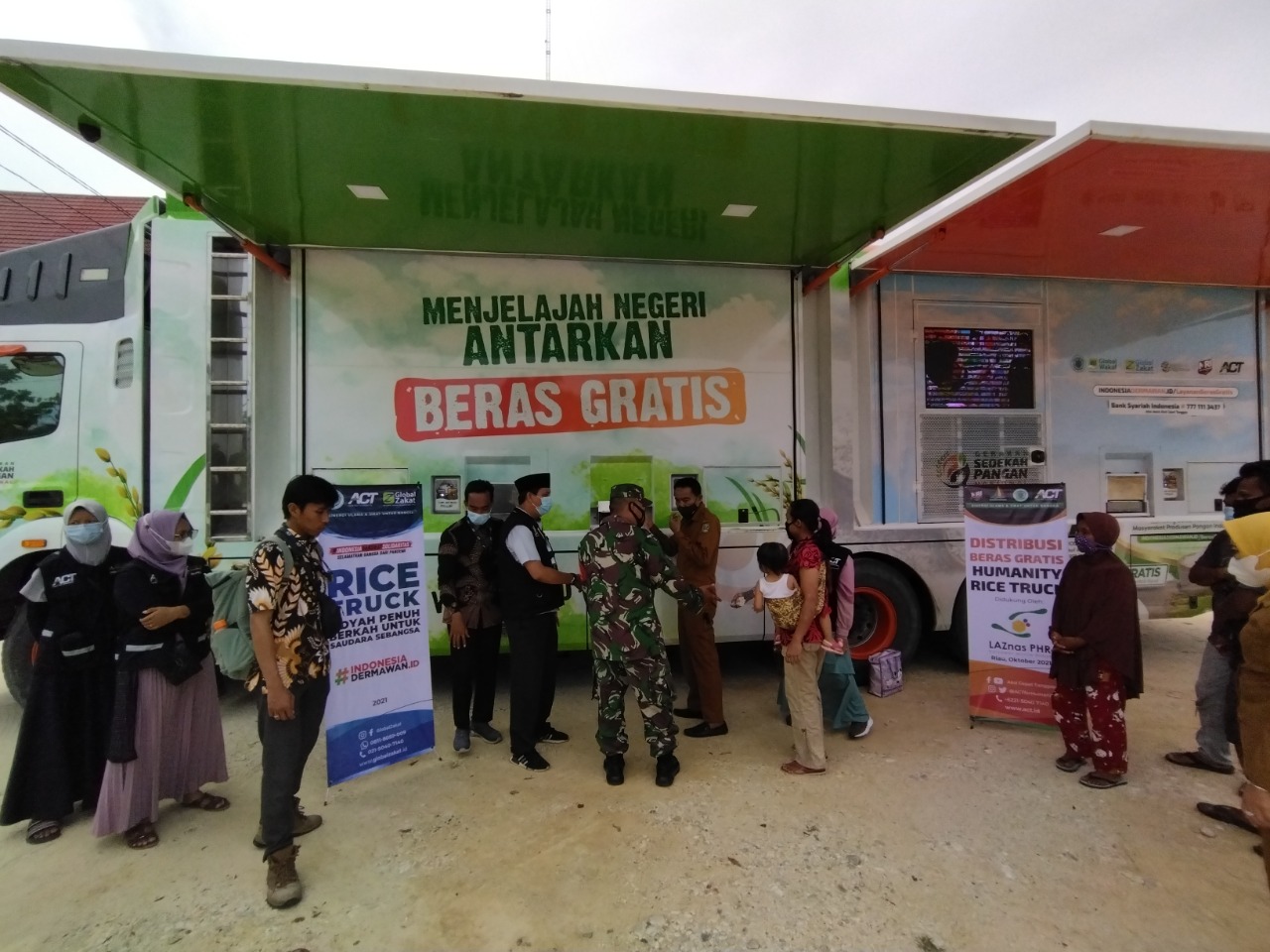 Luar Biasa!!!! Humanity Rice Truck ACT Salurkan 3 Ton Beras Gratis