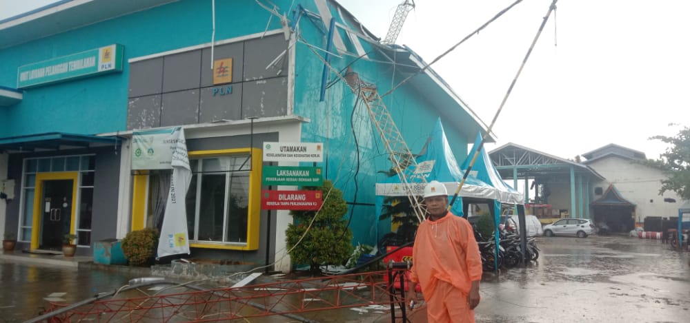 Rusak Parah Kantor PLN Tembilahan Tertimpa Menara Radio saat Hujan dan Angin Kencang