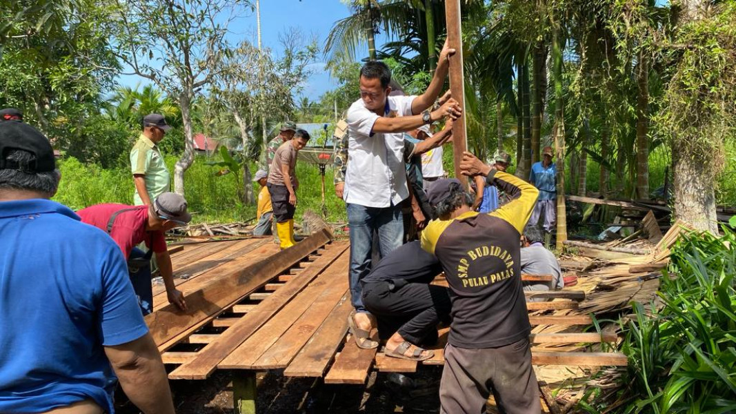 Bantu Masyarakat Kurang Mampu, Kadin Inhil Lakukan Bedah Rumah di Pulau Palas