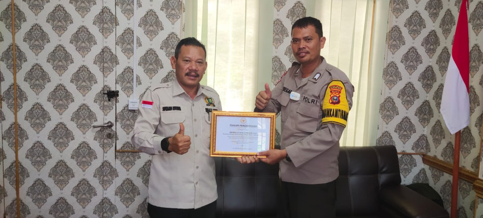 Dua Anggota Bhabinkamtibmas Polres Inhu Terima Penghargaan dari Anggota DPR-RI