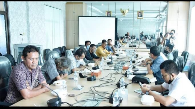Komisi II DPRD Terima Aduan Masyarakat Mengenai Portal Jalan Gajah Mada Sebanga