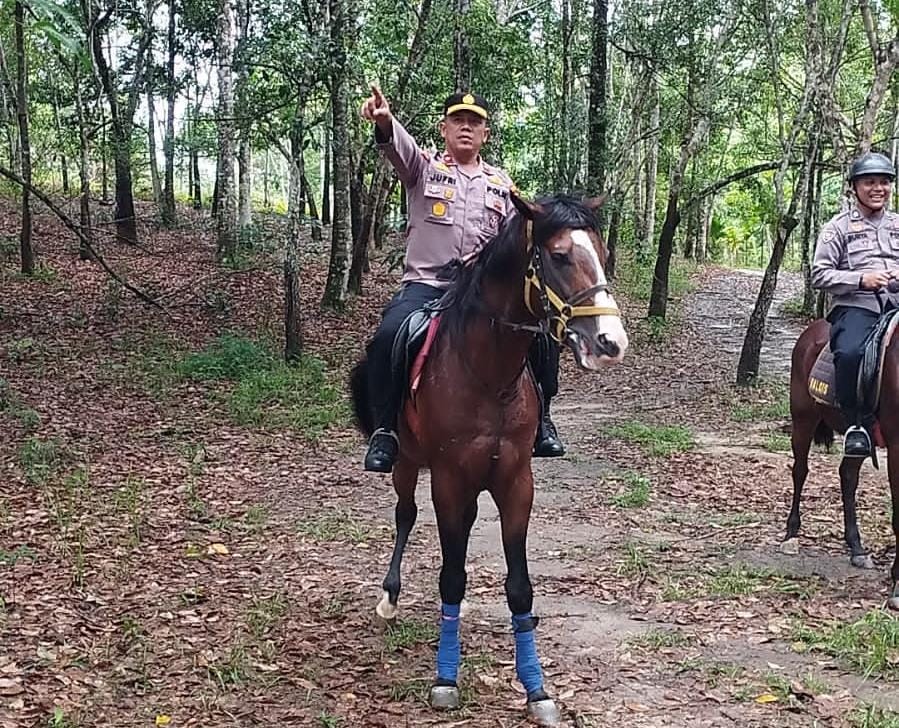 Patroli Berkuda, Polsek Pasir Penyu Laksanakan Cooling System di Desa Batu Gajah