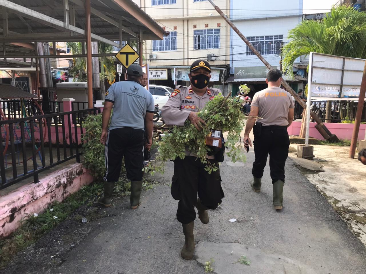 Guna Menciptakan Lingkungan Yang Bersih di Asrama Polisi Polres Inhil Laksanakan Giat Gotong Royong
