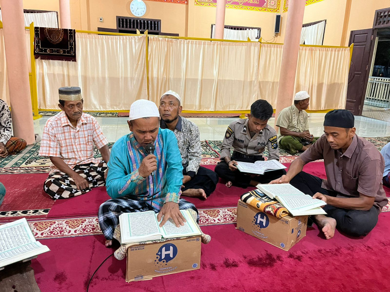 Tingkatkan Keimanan dan Ketakwaan, Personel Polsek Kuindra Giat Tadarus Al Qur'an Bersama Masyarakat