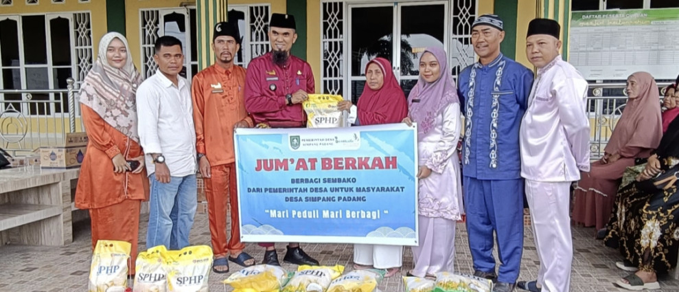 Jum'at Berkah, PJ Kades Desa Simpang Padang Berbagi Sembako Kepada Masyarakat