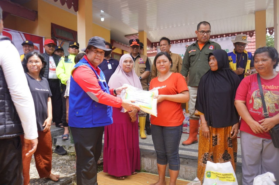 Gubri Serahkan Bantuan 10 Ton Beras untuk Masyarakat Terdampak Banjir di Pelalawan