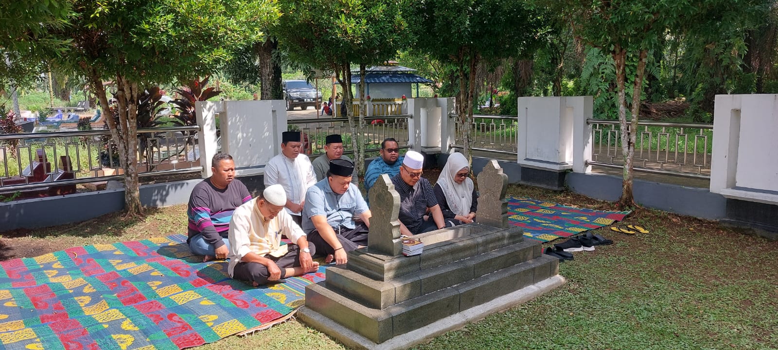 Rusli Zainal  Ziarah ke Makam Almarhum H. Soegianto, Yopi: Terimakasih Om