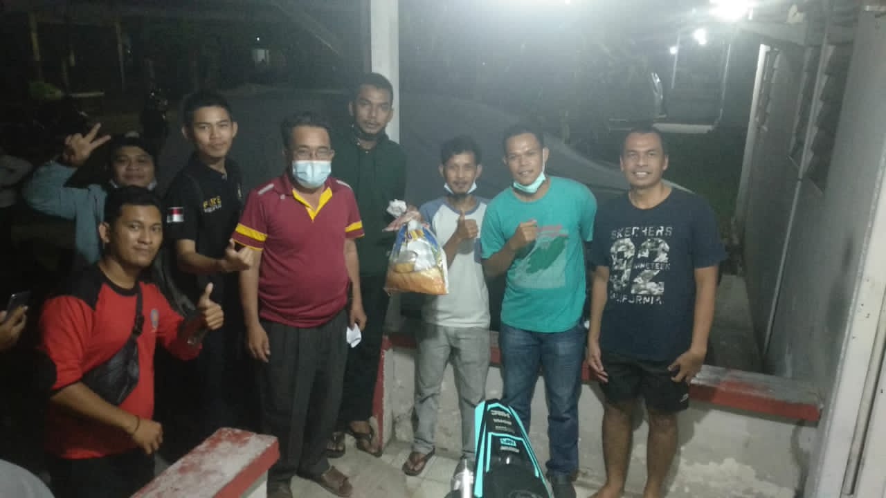Tim Rescue DPKP Inhil Berhasil Mengevakuasi  Ular Kobra Yang Masuk Kedalam Salah Satu Rumah Warga di Jalan Keritang