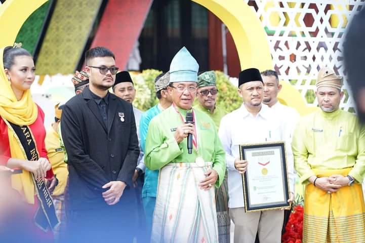 Gema Muharram 1445 H, Pemkab Inhil Terima Penghargaan Rekor MURI  Kategori Sajian Kue Asidah Terbanyak