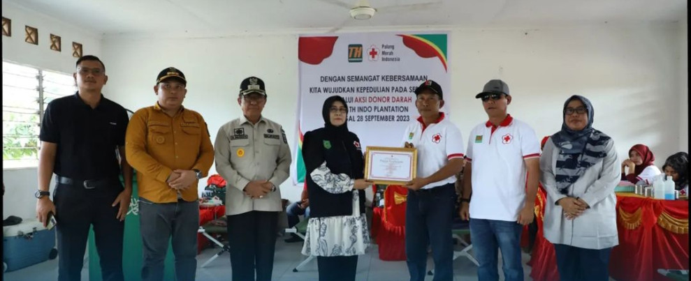 Kadinkes Inhil Dampingi Bupati dan Ketua PMI Hadiri Aksi Donor Darah di PT THIP Desa Tanjung Simpang