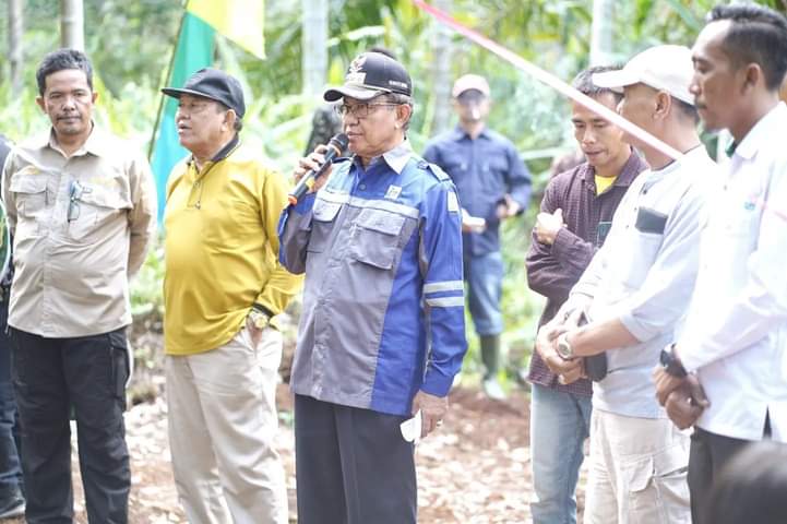 Bupati Inhil HM Wardan Hadiri Panen Madu Lebah Kelompok Tani Madu Rimba Jaya