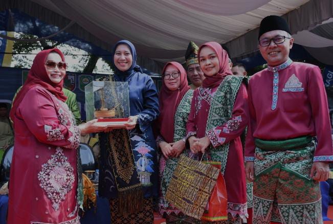 Bupati Kasmarni Semangati Kafilah Bengkalis Saat Pawai Ta'aruf MTQ Provinsi Riau di Inhu