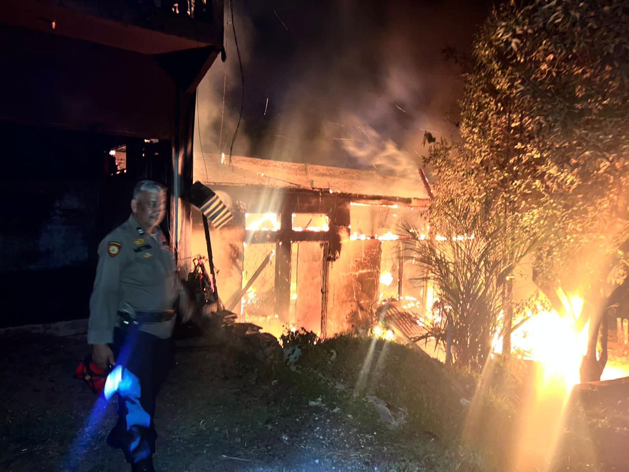 Gerak Cepat Personel Polsek Mandau Bantu Padamkan Kebakaran Rumah di Pematang Pudu