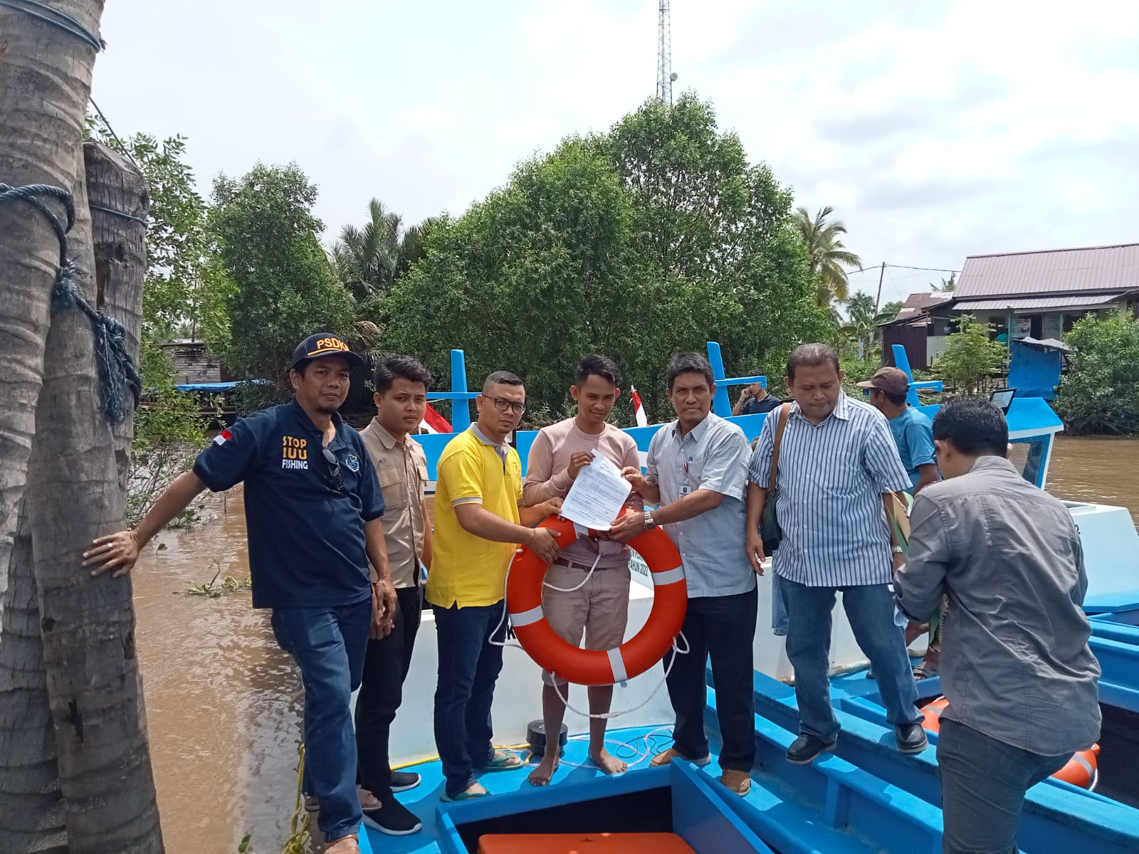 Septina Primawati Serahkan Bantuan Kapal Fiber 2  GT Bermesin Inboard Kepada Kelompok Nelayan di Inhil