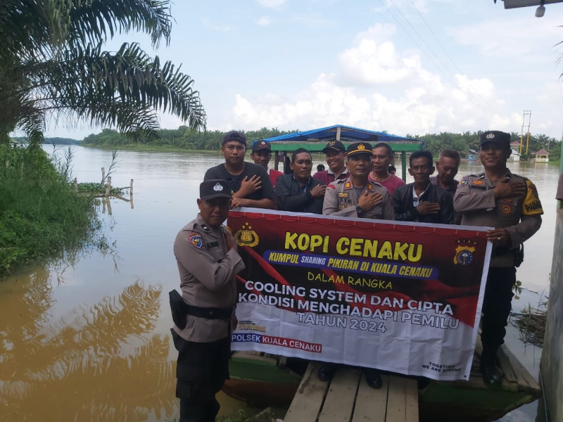 Polsek Kuala Cenaku Sampaikan Pesan Pemilu Damai Dari Tepian Sungai Indragiri
