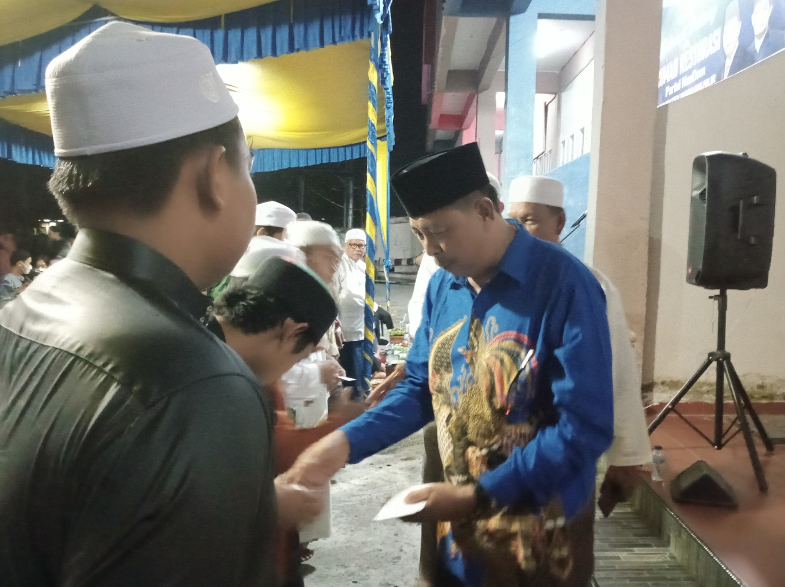 Ketua DPD NasDem Inhil Berikan Santunan Untuk Santri Ponpes Abdurrahman Sidiq2