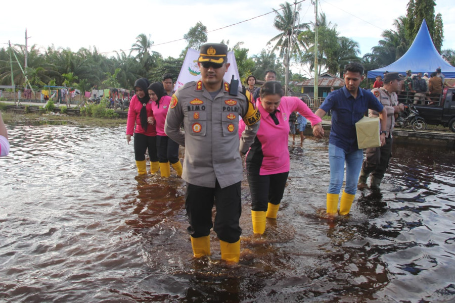 Kapolres Bengkalis Cek Lokasi Banjir di Siak Kecil Berikan Bantuan kepada Masyarakat