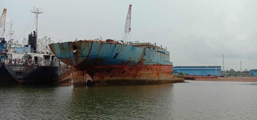 Kegiatan Pemotongan Kapal Berakibat Pencemaran Laut di Lokasi PT Batamitra Sejahtera