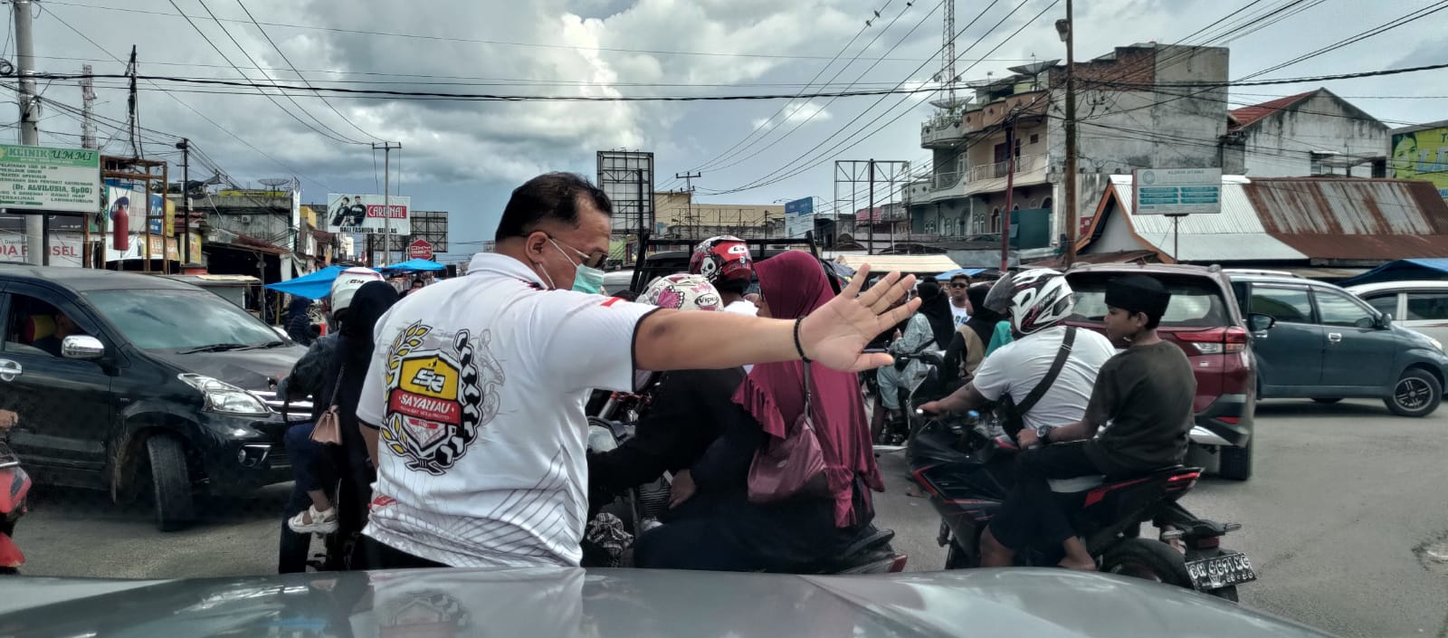 Kendaraan Padat, Yopi Arianto Bantu Polisi Atur Arus Lalu Lintas di Simpang Empat Belilas