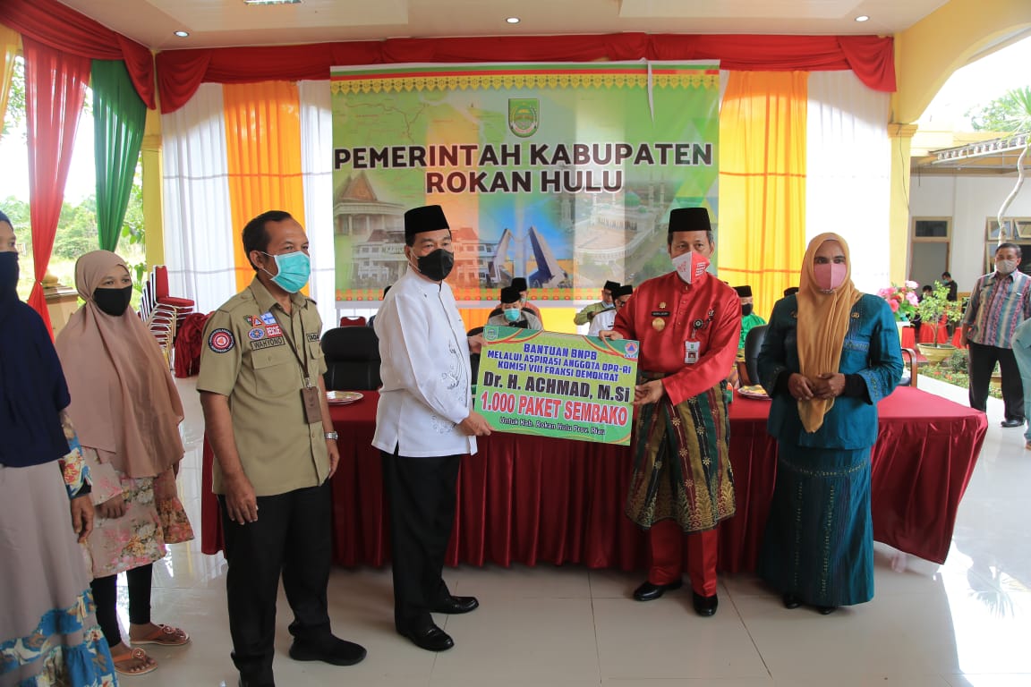 Achmad Salurkan 2000 Paket Sembako Untuk Warga Korban Banjir di Rohul