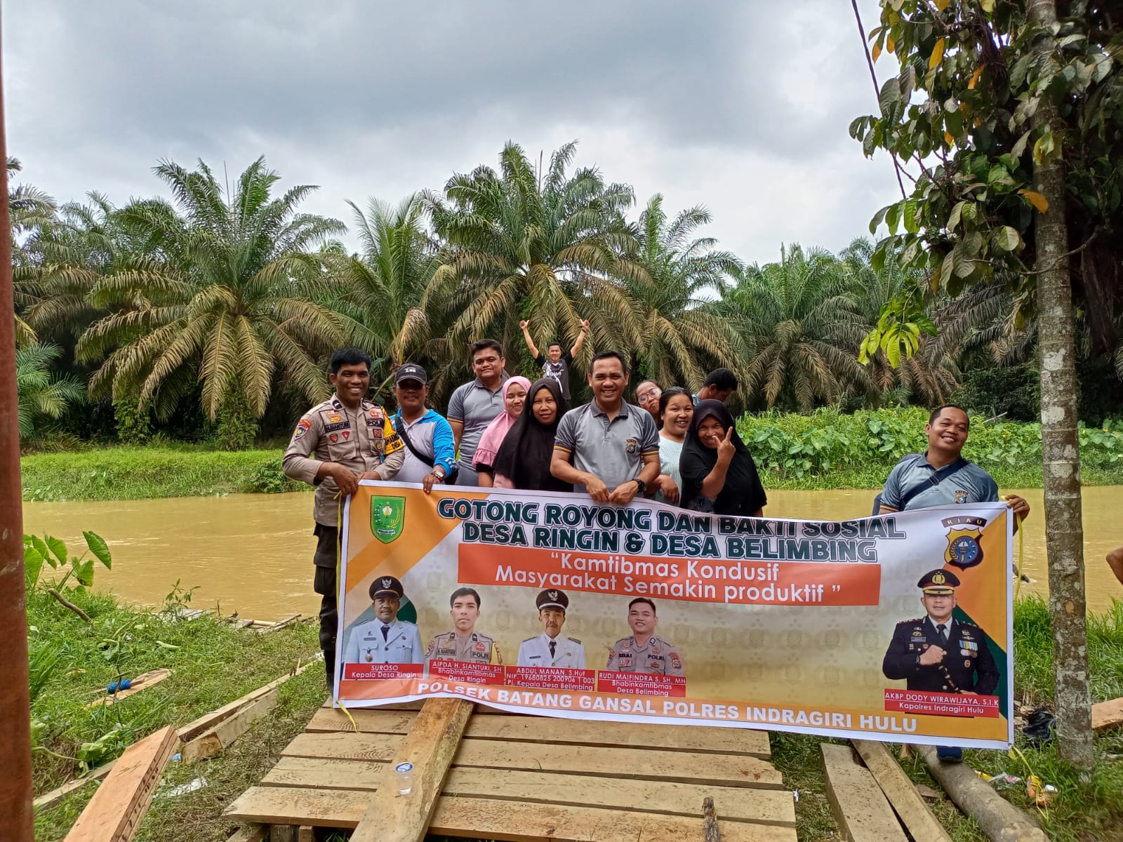 Goro Bersama, Polsek Batang Gansal dan Warga Dua Desa Bangun Jembatan