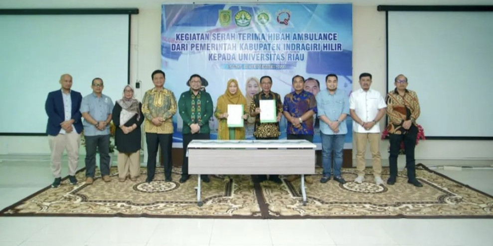 Kadiskes Dampingi Bupati Inhil Serahkan Hibah Mobil Ambulance Ke Pihak Universitas Riau