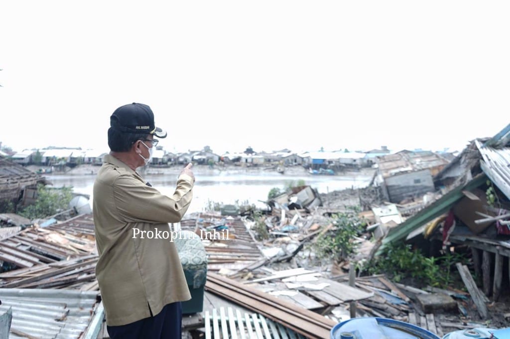Tinjau Korban Tanah Longsor di Kuala Enok, Bupati HM Wardan Berikan Bantuan