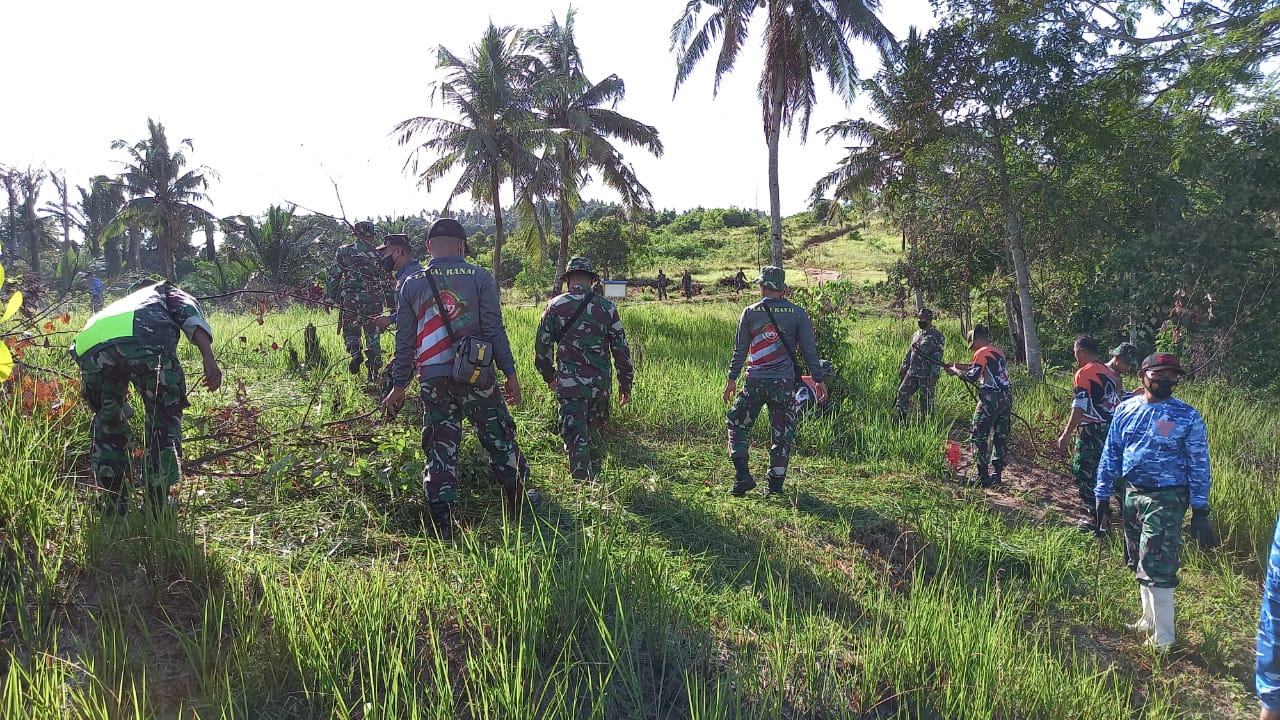 Karya Bakti TNI Wilayah Perbatasan Buka Lahan TPU Khusus Covid - 19
