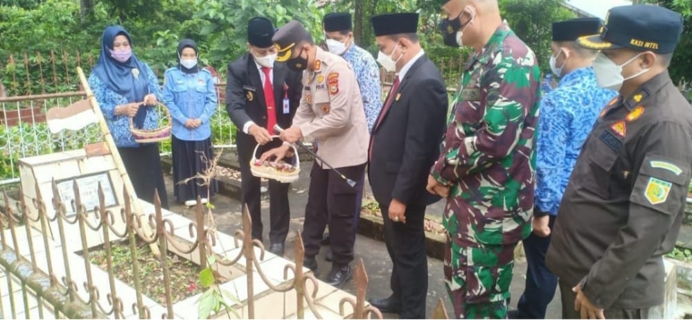 Kapolres Kuansing Ziarah dan Tabur Bunga di Makam Pahlawan Pejuang Kemerdekaan Pada Peringatan Hari Pahlawan