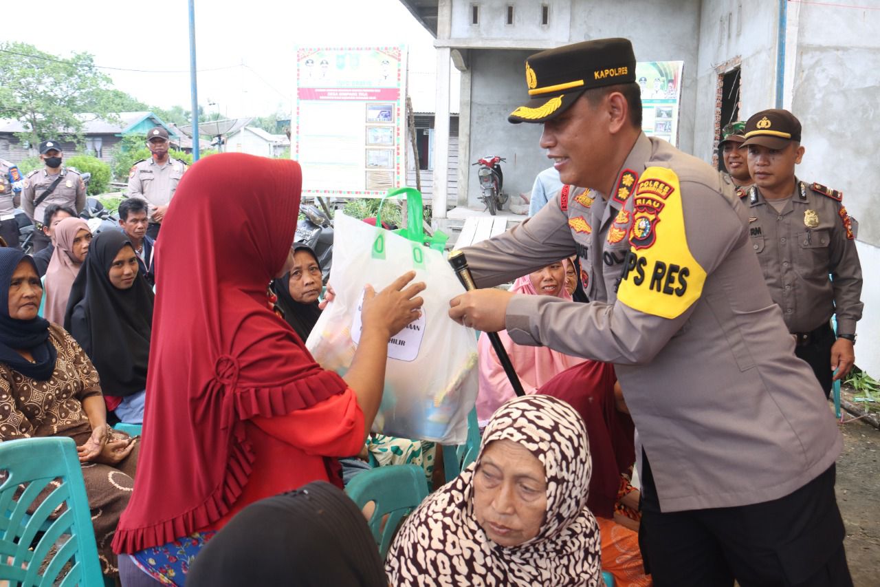 Berkolaborasi dengan PT Elnusa Petrofin, Pertamina Patra Niaga Tembilahan,YVB dan PSMTI, Polres Inhil Serahkan Bantuan untuk Korban Tanah Longsor