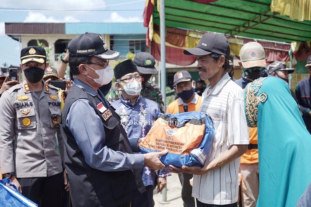 Bupati Inhil HM Wardan Pimpin Lansung Bakti Sosial Penyerahan Bantuan Korban Angin Puting Beliung di Reteh