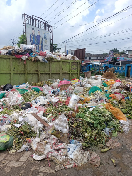 Pedagang Pasar Soegih Belilas Keluhkan Tumpukan Sampah