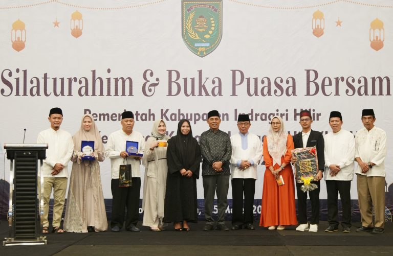 Buka Bersama dengan KKIH Pekanbaru, Pj Bupati Herman Serahkan Penghargaan Inhil Peduli dan Tabungan Haji