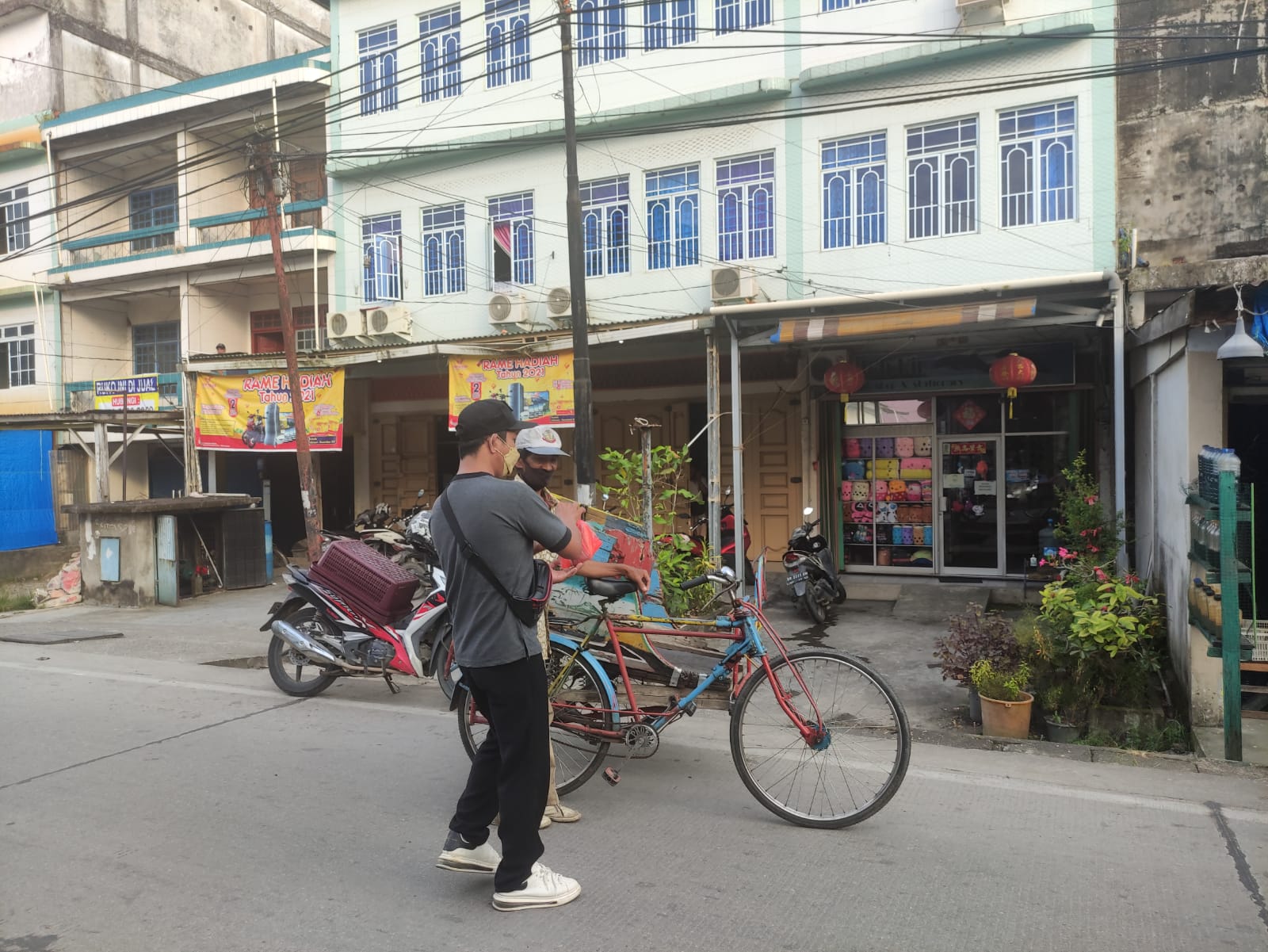 Marlis Syarif Borong Takjil Salah Satu Pedagang di Jalan Kartini