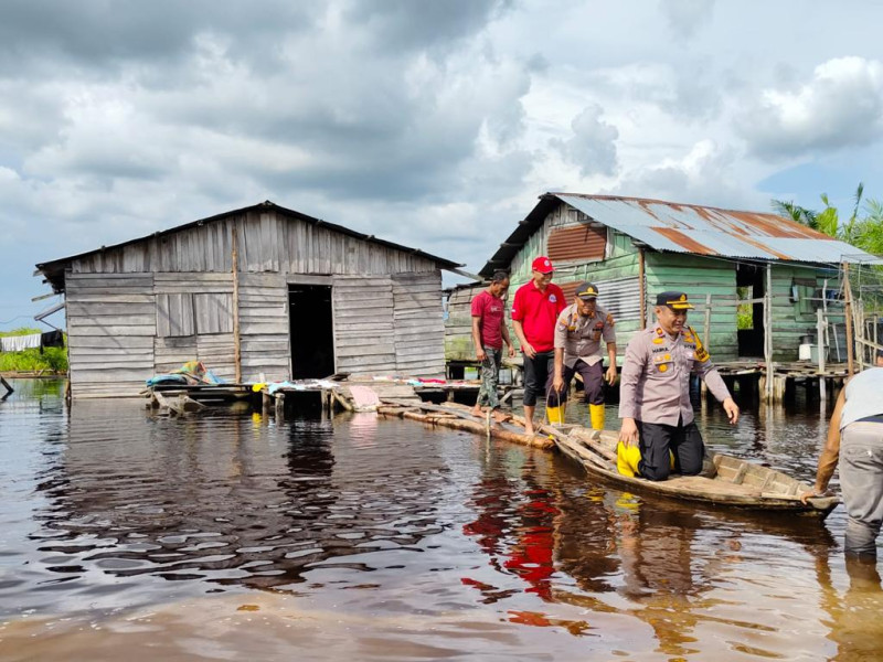 Kapolsek Mandau Turun Langsung Bersama DLCC Cooling System Dan Berikan Bansos Kepada Masyarakat Terdampak Banjir