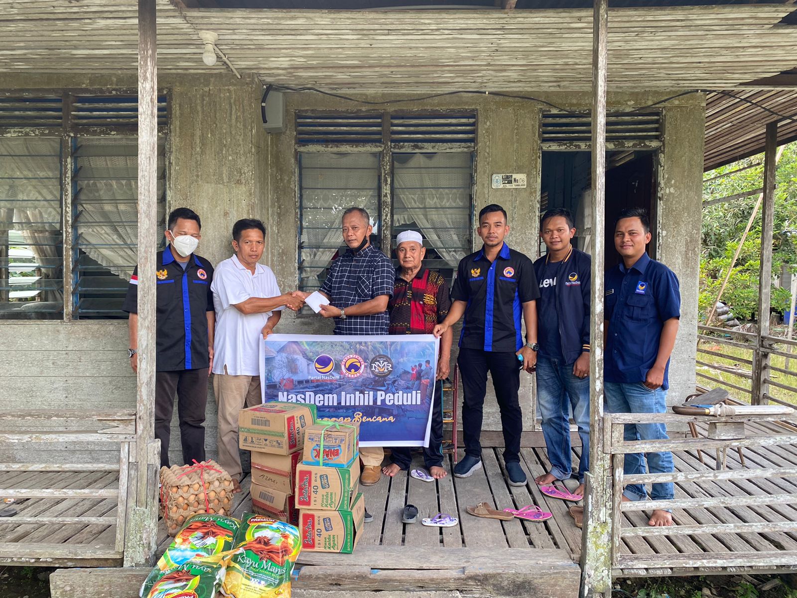 NasDem Inhil Serahkan Bantuan untuk Korban Musibah Kebakaran di Kelurahan Seberang Tembilahan Barat
