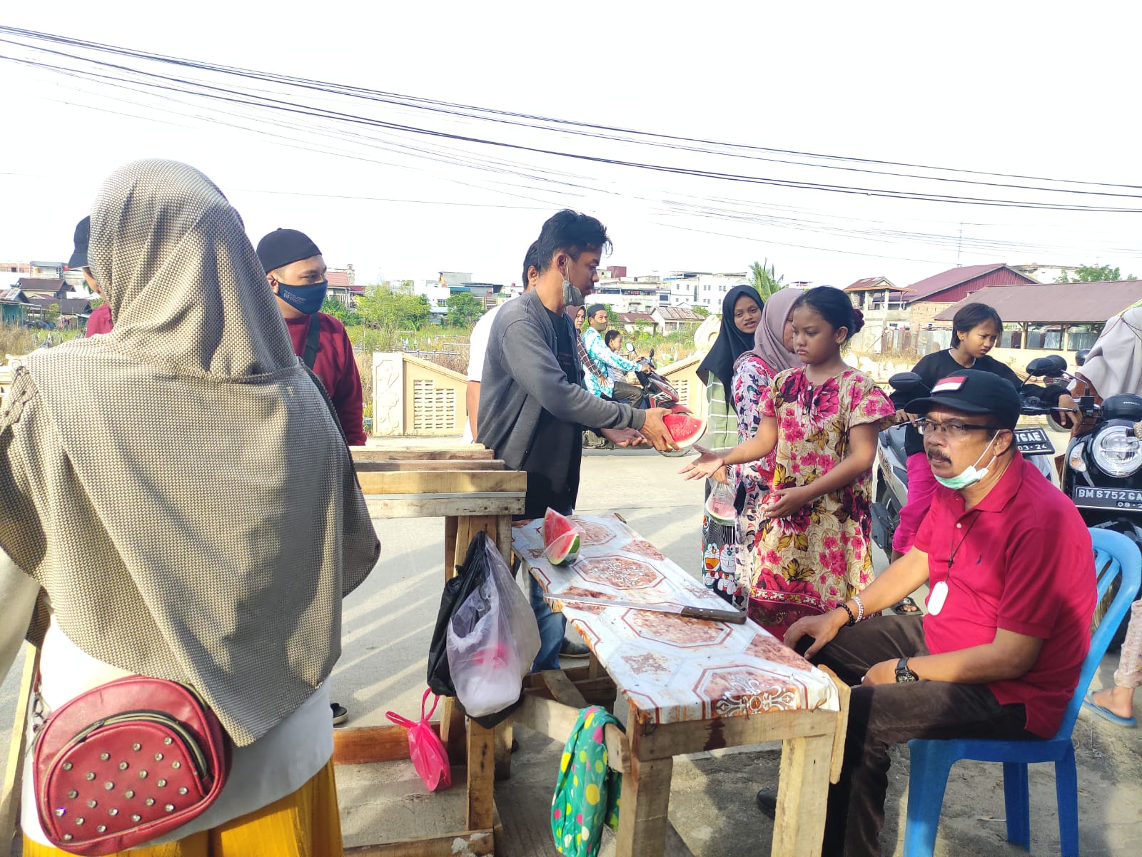Jumat Berkah, Marlis Syarif Borong Takjil untuk di Bagi-bagikan Gratis