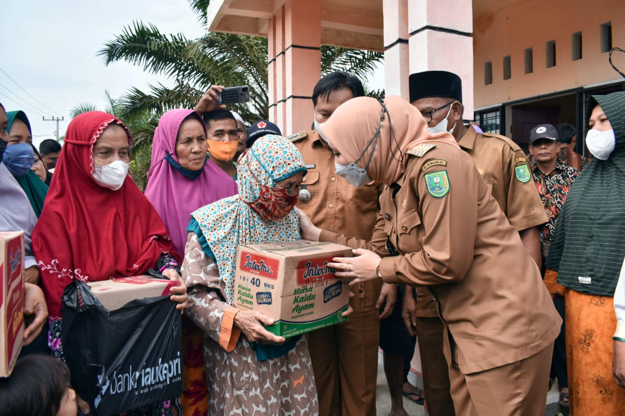 Bupati Rezita Serahkan Bantuan Kepada Korban Banjir di Desa Tanjung Beludu