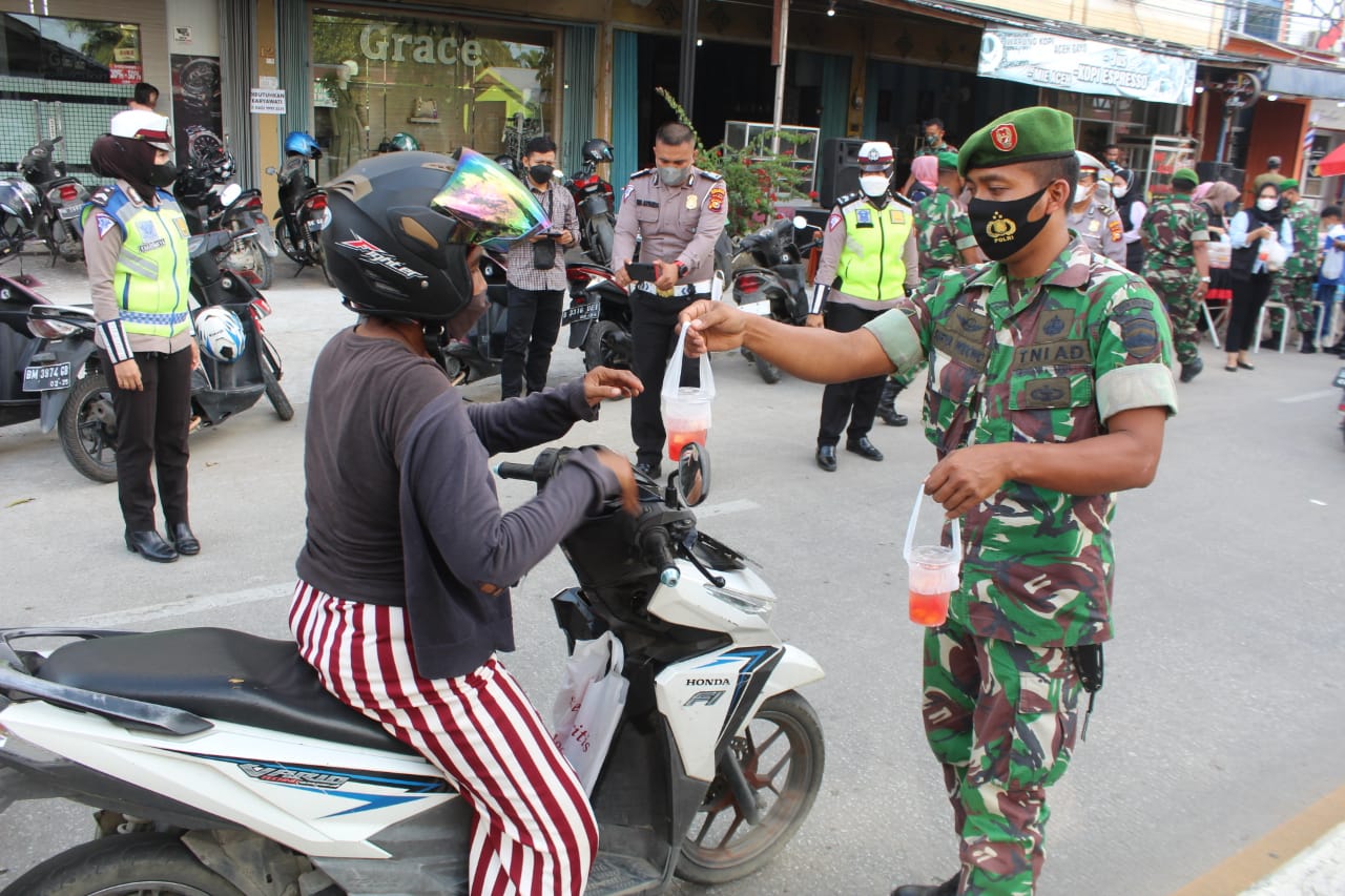 TNI-Polri bersama YVB dan PSMTI Inhil Bagi-bagi Ratusan Paket  Takjil untuk Masyarakat